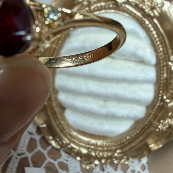 Avon Gold Ring with Red Gemstone - Picture 4 of 5